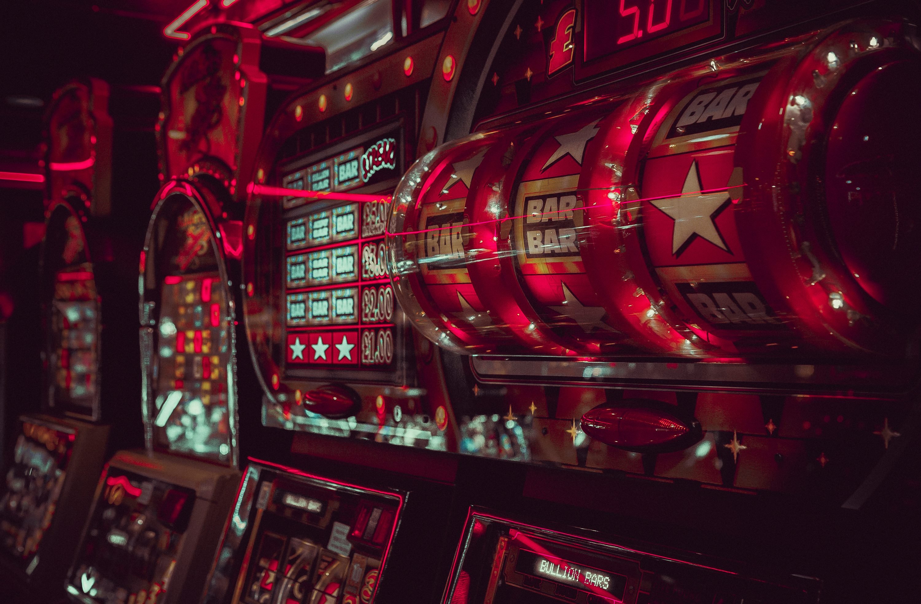 Live Casino ဒိုင်မှ Baccarat ကတ်ဖက်ပေးနေသောမြင်ကွင်း HD streaming