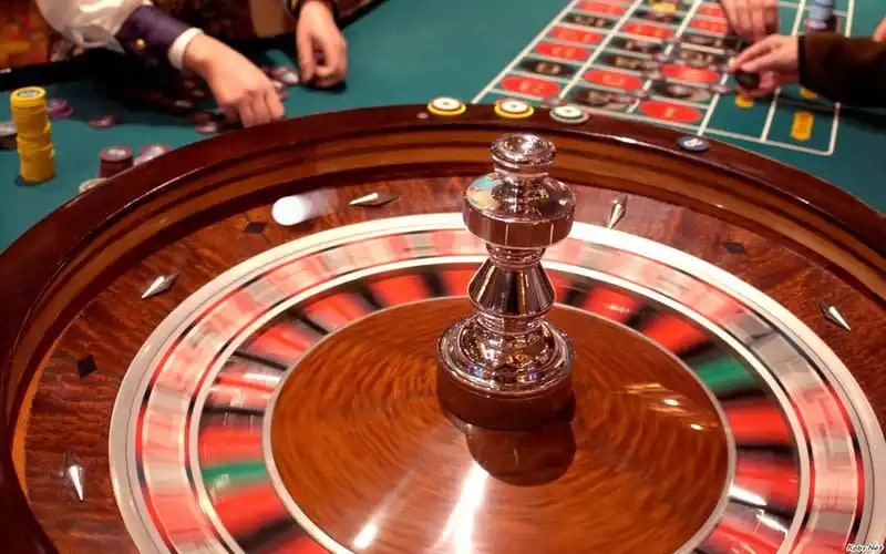 Casino Baccarat ဒိုင်နှင့် ကတ်ဂိမ်းကစားနေသောမြင်ကွင်း